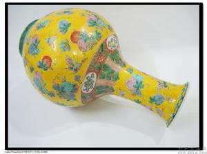 康熙粉彩天球瓶