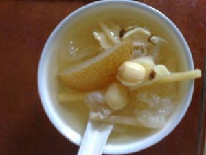 百合雪梨雪耳糖水 百合雪梨雪耳糖水