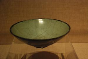 官窯葵瓣式青瓷碗