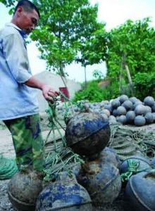 漁民展示粘滿油污的浮子