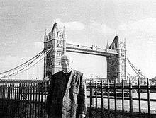 1989年在英國倫敦大橋前留影