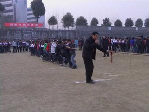 （圖）學生進行迎新年拔河比賽