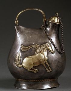 唐鎏金舞馬銜杯紋銀壺 唐鎏金舞馬銜杯紋銀壺