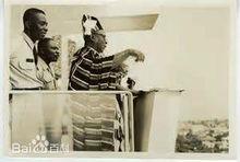 身穿民族服裝杜伯曼總統