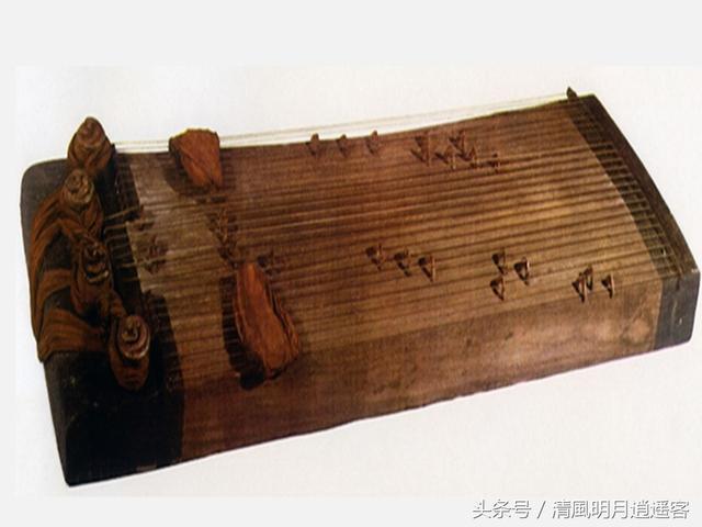 考古出土的古瑟，可以看到上頭有兩組雁柱