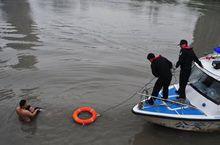 眾人幫忙將人救上