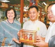 羅格夫人與為她彩塑面人的楊師傅合影