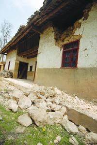 （圖）雙龍鄉涼山村被地震破壞的石頭房