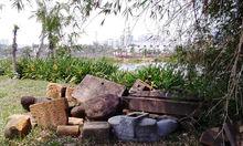 散落的舊建築構件