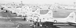 （圖）嶄新的 B-17G 在波音機場排成一列