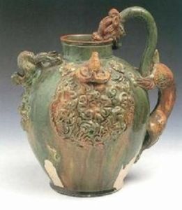 唐彩色釉陶貼花龍首執壺