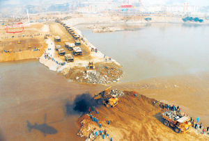2002年11月6日，三峽工程導流明渠截流成功