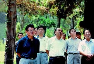 1999年8月22日中共中央政治局委員、中國社會科學院院長李鐵映視察漢陵