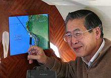 藤森在飛往智利的飛機上指著秘魯地圖