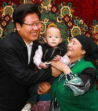 張春賢書記和阿尼帕&middot;阿力馬洪老人合影