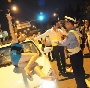 海歸女醉酒遙控駕駛躲避處罰