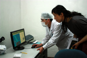 醫生熱情解答病人提出的疑問