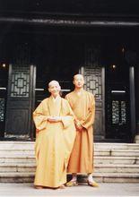 雲峰法師（圖左）及弟子