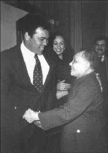 （圖）1979年12月19日，國務院副總理鄧小平會見美國拳王阿里和夫人