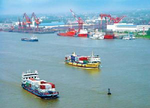 （圖）行駛在長江下游的貨櫃船舶