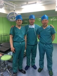 孟克博士和北京八大處李發成教授、上海九院曹衛剛教授工作照