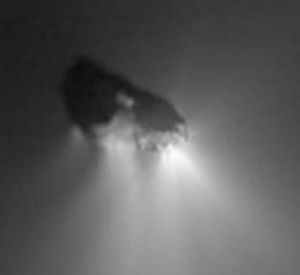 喬托號拍攝的回歸哈雷的雙子核圖片 (1986年4月)。圖片中白色發光區是噴射物，黑色部分是彗核，形狀象一顆雙粒花生米，顯示出哈雷彗星核心是雙子核結構，這也同外形圖片的長葫蘆形狀相對應。
