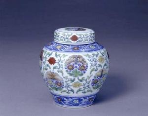 清鬥彩團花菊蝶紋蓋罐