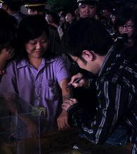 爾薩為歌迷手臂簽名