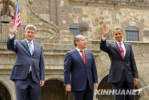 加拿大總理哈珀、墨西哥總統卡爾德龍和美國總統歐巴馬（從左至右）在會議閉幕後合影。