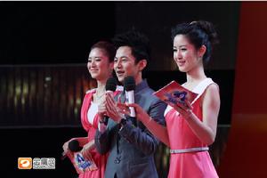 何炅攜手新人主播亮相