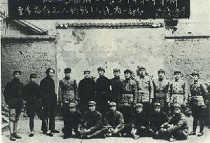 （圖）1937年參加秋收起義部分同志在延安合影：前排左5譚冠三