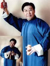 王印權在表演快板書。