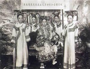 左起：德齡、四格格（慶親王奕劻的四女）、慈禧、元大奶奶（慈禧內姪媳）、容齡