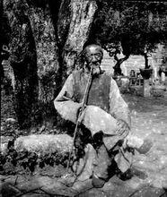 二十世紀三十年代納西族吸菸老者