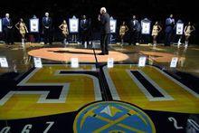 2017年10月22日，阿歷克斯&middot;英格利什（右2）在掘金隊紀念活動上