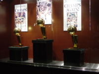 （圖）聖安東尼奧馬刺於AT&T中心展示三個拉里·奧布賴恩冠軍獎盃