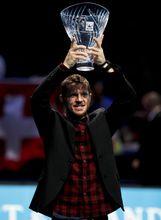 亞歷山大·多爾戈波洛夫高舉最大進步獎盃