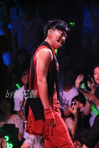 林峯2011年香港紅館個唱演唱《CHOK》的造型