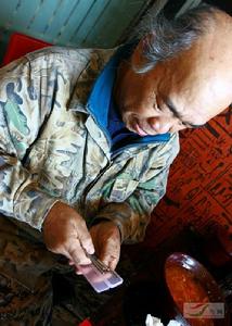 王征吉先生提倡節約，自備筷子