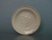 白釉印蘆雁穿花紋折沿碟 白釉印蘆雁穿花紋折沿碟