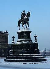 劇院廣場上薩克森國王約翰的騎馬雕像