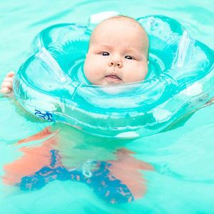 嬰兒游泳