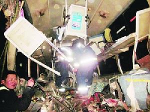 車禍發生後,倖存乘客驚慌不已