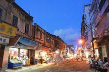 還保持著一節舊屋東堤一橫路，當年的括流街