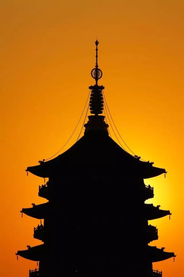 雷峰塔裡面沒有白娘子卻有件價值連城的寶物? 雷峰塔裡面沒有白娘子卻有件價值連城的寶物?