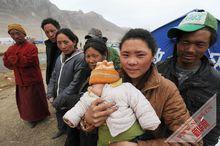 更松代吉和家人在一起