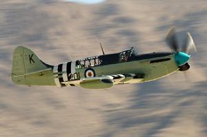 “螢火蟲”是英國費爾雷飛機廠根據皇家海軍N5／40技術規範研製成功的單發雙座艦載戰鬥／偵察機，它也是“管鼻燕”飛機的替代型號。原型一號機裝一台水冷的1730馬力“格里豐”ⅡB發動機，試飛於1941年11月22日。“螢火蟲”飛機的外形上較“管鼻燕”更加流線形，在機頭髮動機隔艙之後，是前座座艙及其陡峭的風擋玻璃，而后座座艙隱入中部機身之內，有一個多框的艙蓋，這裡坐著偵察員或雷達手。可摺疊的矩形翼梢的橢圓形低單翼相對厚度較厚，4門20毫米機炮均裝在機翼上，火力較強。飛機最高時速可達505千米。但“螢火蟲”飛機的最大特點是主翼後緣裝有楊格曼襟翼，最大下偏可接近90°，有利於甲板短距起降及低空大機動飛行。    到1946年中期為止，“螢火蟲”共生產出872架Mk．Ⅰ型和Mk．Ⅱ型；Mk．Ⅲ只停留在設計圖上而並未投產；Mk．Ⅳ型是改裝“格里豐”74型發動機的改型，而且散熱器從機頭移至機翼，因此中翼弦長加大並前伸。翼梢改為方形，這種最終改型在1947年至1950年間全面替代了Mk．Ⅰ型。