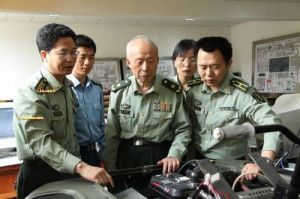 臧克茂（居中者）