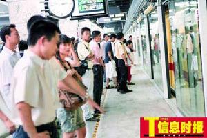 （圖）故障導致列車停運，大批乘客滯留在站台