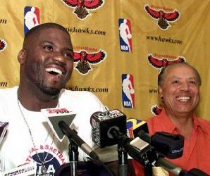 老鷹教練蘭尼-威爾肯斯在萊德加盟的新聞發布會上和萊德喜笑顏開，很快他就笑不出來了